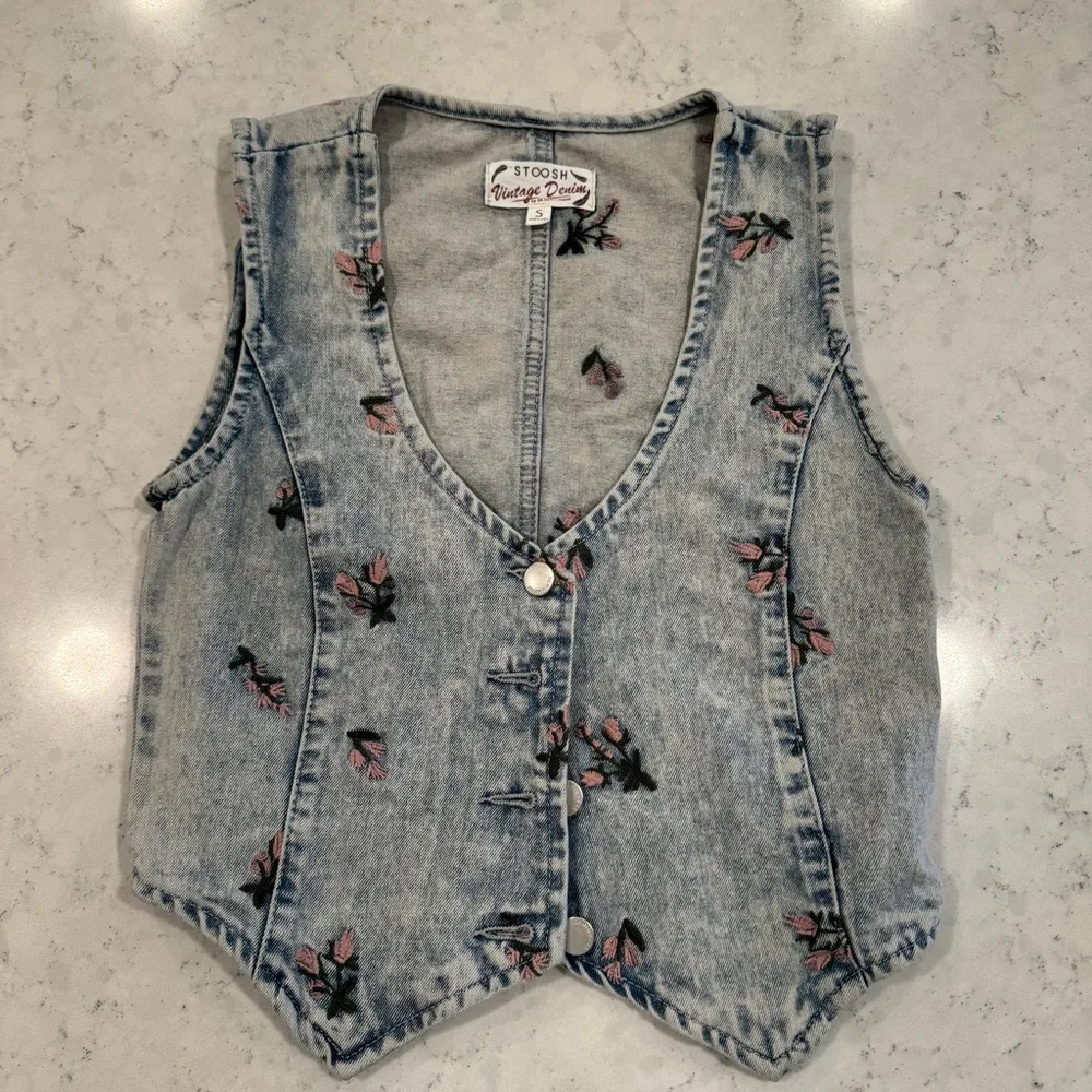 Stoosh Vintage Denim by 26 International Embroidered Floral Vest Pink Flowers - Picture 1 of 10